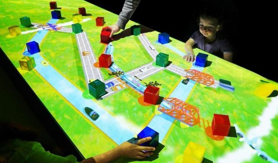 桌面互動投影應用優勢有哪些?-蘇州好奇數字科技有限公司