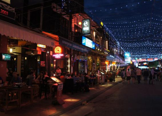 全息風(fēng)扇在商業(yè)街 夜市的應(yīng)用場景-好奇數(shù)字科技